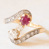 Anello Art Nouveau in oro giallo e bianco 18K con rubino (0.55ct ca.) e diamanti (0.70ctw ca.), fine anni ‘20