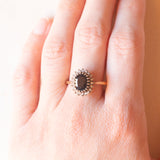 Anello a margherita vintage in oro giallo e bianco 9K con zaffiro (1ct ca.) e diamanti (0.20ctw ca.), anni ‘60/‘70