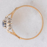 Anello a margherita vintage in oro giallo e bianco 9K con zaffiro (0.60ct ca.) e diamanti (0.06ctw ca.), anno 1988