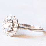 Anello a margherita vintage in oro bianco 18K con diamanti di taglio vecchia Europa (1.20ctw ca.), anni ‘60