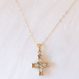 Collana vintage con catenina in oro giallo 9K con ciondolo a forma di croce in oro giallo 9K con apatiti (0.40ctw ca.) e diamanti