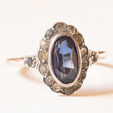 Anello a margherita antico in oro giallo 8K e argento con zaffiro (1.40ct ca.) e paste di vetro bianche, primi del ‘900