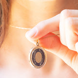 Ciondolo portafoto antico di forma ovale con lamina in oro giallo 9K su metallo e con smalti blu, primi del ‘900