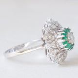 Anello vintage a fiore in oro bianco 18K con smeraldi (0.40ctw ca.) e diamanti di taglio brillante (1.20ctw ca.), anni ‘60/‘70