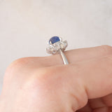 Anello a margherita vintage in platino con zaffiro (1.20ct) e diamanti (0.40ctw), anni ‘70/‘80