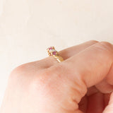 Veretta vintage in oro giallo e bianco 9K con rubini (0.25ctw ca.) e diamanti (0.03ctw ca.), anni ‘70/‘80