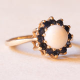 Anello a margherita vintage in oro giallo 9K con opale (1.20ct ca.) e zaffiri (0.44ctw ca.), anni ‘70