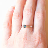 Solitario vintage in oro bianco 14K con diamante blu trattato di taglio brillante (0.45ct ca.), anni ‘90
