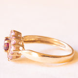 Anello a margherita vintage in oro giallo 9K con tormalina rosa (0.15ct ca.) e zaffiri rosa sintetici (0.40ctw ca.), anno 2004