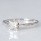 Anello “solitario” vintage in oro bianco 9K con illusion setting diamanti di taglio princess (0.15ctw ca.), anni ‘80/‘90