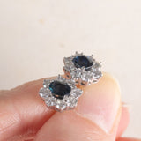 Orecchini a margherita vintage in oro bianco 14K con zaffiri (0.80ct ca.) e diamanti di taglio brillante (1ctw ca.), anni ‘70