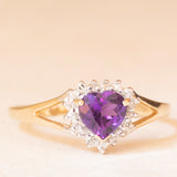 Anello a margherita in oro giallo e bianco 9K con ametista di taglio a cuore (0.70ct ca.) e diamanti (0.18ctw ca.), anno 2003