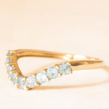 Anello a “V” vintage in oro giallo 9K con topazi azzurri (0.54ctw ca.), anno 2002