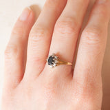 Anello a margherita vintage in oro giallo e bianco 9K con zaffiro (0.50ct ca.) e diamanti (0.08ctw ca.), anno 1987
