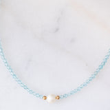 Collana moderna con acquamarine, perla bianca e oro giallo 14K