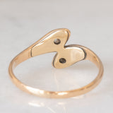 Anello contrarier antico a doppio serpente in oro giallo 14K con smeraldi, rubini e diamanti di taglio vecchio (0.16ctw ca.), anni ‘20