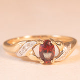 Anello vintage in oro giallo 9K con granato (0.40ct ca.) e diamanti (0.03ctw ca.), anni ‘70/‘80