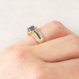 Anello a fascia + a margherita vintage in oro giallo 14K con zaffiri (0.65ctw ca.) e diamanti (0.25ctw ca.), anni ‘70