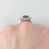Anello a margherita vintage in oro bianco 18K con zaffiro (1.90ct ca.) e diamanti di taglio brillante (0.75ctw ca.), anni ‘70