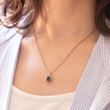 Collana vintage con catenina in oro bianco 14K con ciondolo in oro bianco 14K con zaffiro (1.50ct ca.) e diamanti di taglio brillante (0.30ctw ca.), anni ‘70