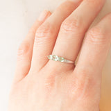 Trilogy vintage in oro bianco 9K con zaffiri verde sintetici (0.80ctw ca.) e diamanti, anni ‘90