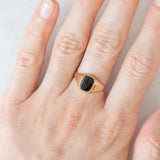 Anello chevalier vintage in oro giallo 9K con onice, anno 1979
