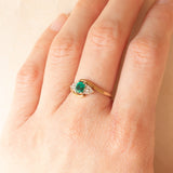 Anello bypass vintage in oro giallo e bianco 9K con pasta di vetro verde e diamanti (0.03ctw ca.), anni ‘80