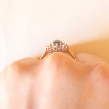 Anello vintage in oro giallo e bianco 9K con topazio azzurro (0.40ct ca.) e diamanti di taglio brillante (0.06ctw ca.), anno 1988