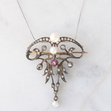 Collana con pendente/spilla Art Nouveau in oro giallo 18K e argento con diamanti di taglio rosetta (0.50ctw ca.), rubini e perle bianche, anni ‘10/‘20