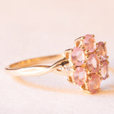Anello a fiore vintage in oro giallo 10K con zaffiri rosa sintetici (1.20ctw ca.) e zaffiri bianchi, anno 1992