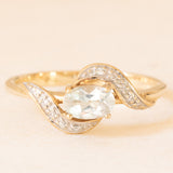 Anello vintage in oro giallo e bianco 9K con topazio azzurro trattato (0.40ct ca.) e diamanti, anni ‘60/‘70