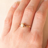 Trilogy vintage in oro giallo 9K con opale (0.40ct ca.) e granati (0.06ctw ca.), anni ‘70