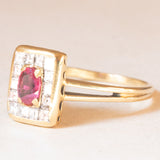 Anello vintage in oro giallo 18K con rubino (0.30ct ca.) e diamanti di taglio carré (0.42ctw ca.), anni ‘80