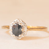 Anello a margherita in oro giallo 9K con zaffiro (0.50ct ca.) e diamanti (0.03ctw ca.), anni ‘80
