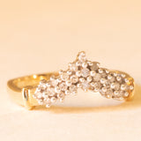 Anello a “V” vintage in oro giallo e bianco 9K con diamanti (0.15ctw ca.), anni ‘70/‘80