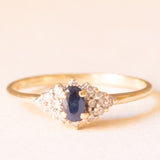 Anello vintage in oro giallo e bianco 9K con zaffiro (0.40ct ca.) e diamanti (0.14ctw ca.), anni ‘2000