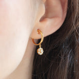 Orecchini a cerchio con fiori in oro giallo 18K con diamanti di taglio brillante (0.40ctw), anni ‘70/‘80