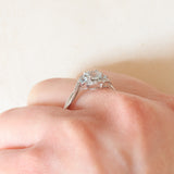 Anello vintage in oro bianco 9K con acquamarine (0.40ctw ca.) e diamanti (0.08ctw ca.), anni ‘80/‘90