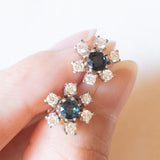 Orecchini a margherita vintage in oro bianco 14K con zaffiri (0.80ctw ca.) e diamanti di taglio brillante (0.72ctw ca.), anni ‘70