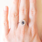 Anello a margherita vintage in oro bianco 18K con zaffiro (0.40ct ca.) e diamanti (0.16ctw ca.), anni ‘60/‘70