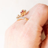Anello Art Nouveau in oro giallo e bianco 18K con rubino (0.55ct ca.) e diamanti (0.70ctw ca.), fine anni ‘20