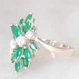 Anello vintage in oro bianco 18K con smeraldi (1ctw ca.) e diamanti (0.45ctw ca.), anni ‘70