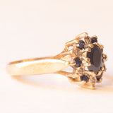 Anello a margherita vintage in oro giallo e bianco 9K con zaffiri (0.70ctw ca.) e diamanti (0.06ctw ca.)