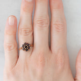 Anello a fiore vintage in oro giallo 9K con granati (0.70ctw ca.), anno 1966