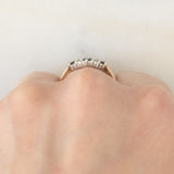 Anello a “V” vintage in oro giallo 9K con zaffiri (0.25ct ca.) e diamanti di taglio brillante (0.10ctw ca.), anni ‘80