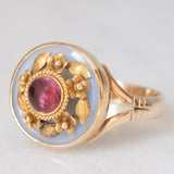 Anello antico in oro giallo 8K con calcedonio azzurro e tormalina rosa, primi del ‘900