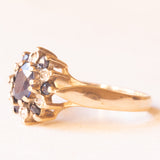 Anello a margherita vintage in oro giallo e bianco 9K con zaffiri (0.70ctw ca.) e diamanti (0.06ctw ca.)