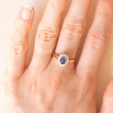Anello a margherita vintage in oro giallo e bianco 9K con zaffiro (0.50ct ca.) e diamanti di taglio brillante (0.20ctw ca.), anni ‘70/‘80