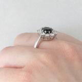 Anello a margherita vintage in oro bianco 18K con zaffiro (1.90ct ca.) e diamanti di taglio brillante (0.75ctw ca.), anni ‘70
