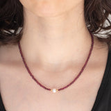 Collana moderna con granati, perla bianca e oro giallo 14K